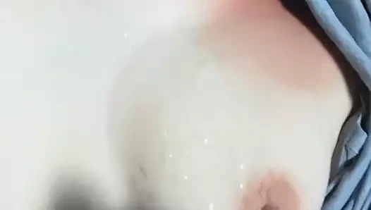 Karısının göğüslerine boşalmak