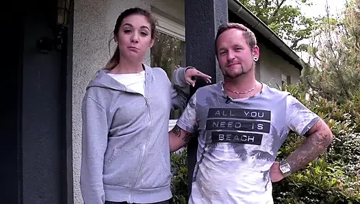 Seksi büyük götlü esmer açık havada sert sikişiyor