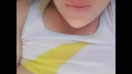 Fışkırtmalı amcık amcığını tıraş ediyor