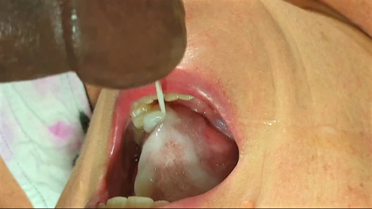 Siyah adam karısı yarağını emerken boşalmamaya çalış meydan okumasıyla oynuyor, başarısız oldu ve ağzına boşalıyor