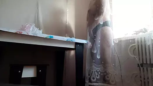 Üvey annemi perdenin arkasında saklanırken ve mastürbasyon yaparken yakaladım - lesbian-candys