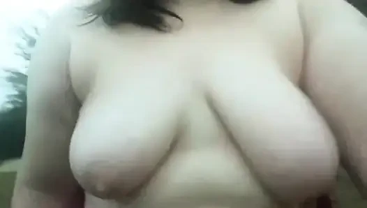 Açık havada üstsüz yürüyor