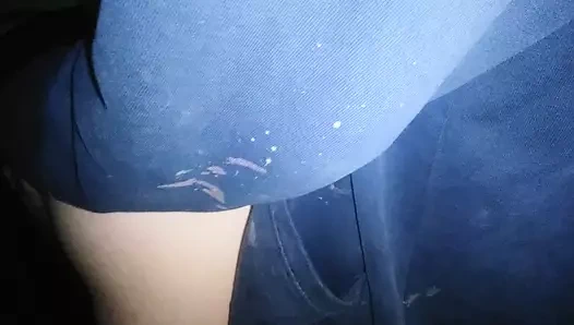 O sandalyeyi tutuyor ve ben onu koyuyorum