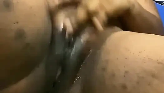 Azgın kadın evde yalnız ve mastürbasyon yapıyor