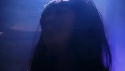 İki kaslı adam siyah amcığı sikiyor