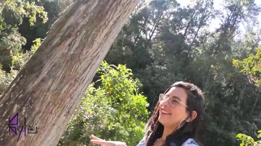 Parkta bir adamla tanıştım ve sonunda onu ormanda emdi ve becerdi!