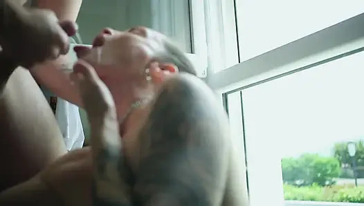 Genç bir adam tarafından sikildikten sonra büyük bir boşalma alıyorum