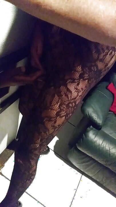 Ateşli orta yaşlı seksi kadın kocası sikişirken sakso çekiyor