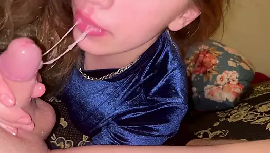 Sulu bir eşek özensiz facefuck ayakları ile doğal güzellik poz pt 2