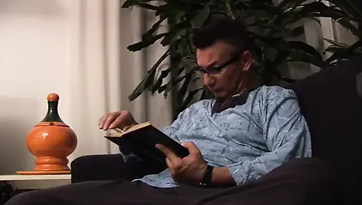 Genç sarışının müstehcen üvey babasının cinsel okşanması gerekiyor