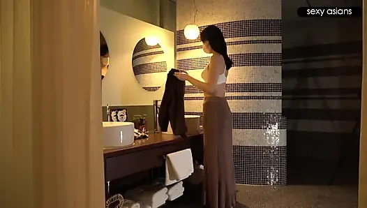 Arzu vahşice ilerlerken ve uzun boylu bir güzellik bile tamamen yıprandıkça bahar sıcağı devralıyor