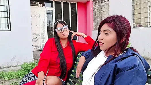 Büyük götlü arkadaşım ben izlerken yaşlı bir yabancıyla seks yapıyor.