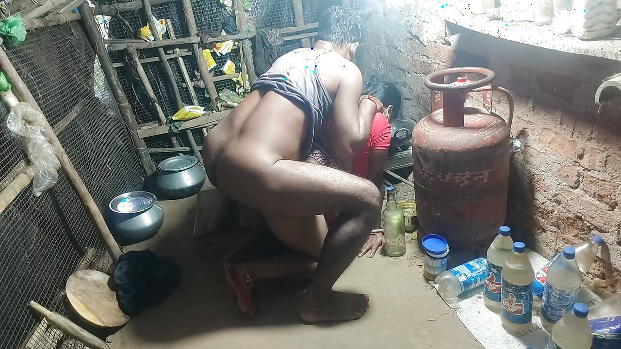 Çıplak baldız ve köy mutfağında sikiliyor