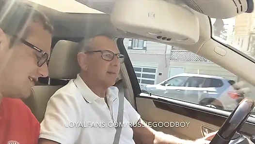 Arabada ve parkta büyük yaraklı üvey baba Jay Taylor emiyor