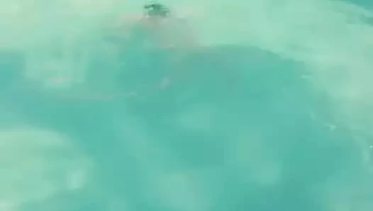 je montre mon cul dans la piscine