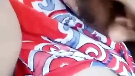 Hintli çift ateşli öpüşüyor