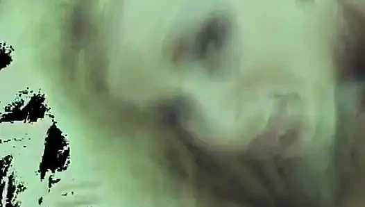 Ateşli sarışın yarak emiyor ve amını yediriyor