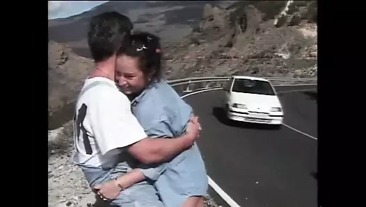 İri göğüslü orta yaşlı seksi kadınlarla cipte grup seks büyük yaraklarla sikiliyor