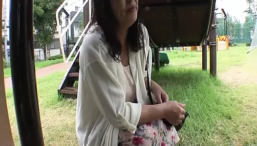 Hüsrana uğramış olgun bir kadın mutluluk ve zevk için av'de görünüyor! "Kaç olursa olsun, ben bir kadınım."