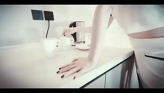 Şirket çay odasında, kadın meslektaşım Mia bizi her gün böyle baştan çıkarıyor