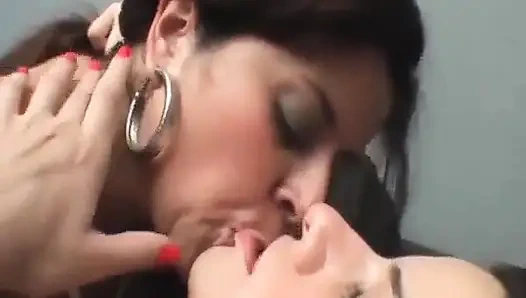 Lezbiyen öpüşen kızlar klasikleri