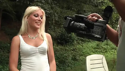 Bir kadın iki adam - sürtük tükürülüyor ve dölle kaplanıyor