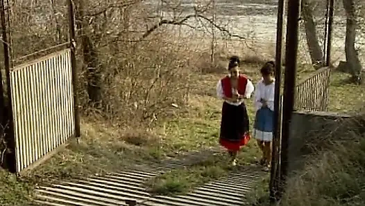 İki çarpıcı Fransız genç kız açık havada üçlü sekste göt deliğini siktiriyor