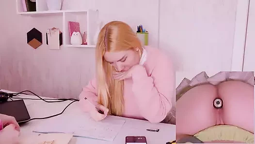 Üvey kardeşime ödevlerinde yardım ediyorum ama kıçındaki vibro fişiyle dikkati çok dağınık!