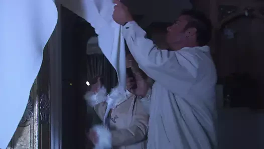 Romantik koca, kızını yatakta bir hardcore sikiş olarak ödüllendiriyor