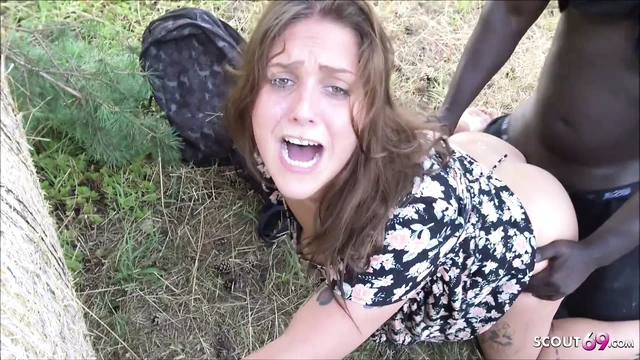 Куколд позволил черному незнакомцу трахнуть свою подругу и присоединиться к тройничку