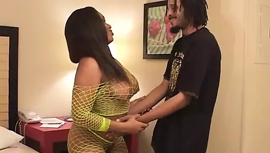 Yatakta yeşil fileli seksi büyük götlü siyah orta yaşlı seksi kadın siyah yarağı emiyor ve sikiyor