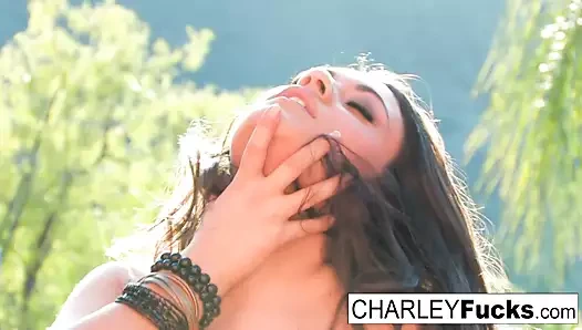 Charley seksi vücudunu sergiledi