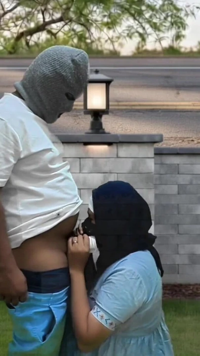 Istri muslim berhijab yang tukang selingkuh pamer memek di depan umum dan nyepong kontol orang asing demi uang viral… | Clip 2