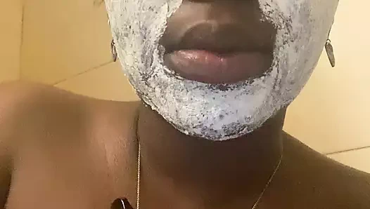 Duşta güzel amcık tek başına oynuyor - kıllı coochie edition