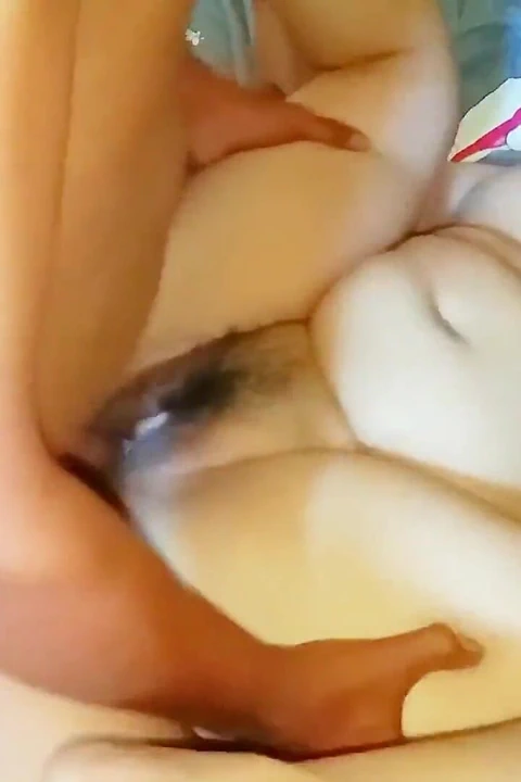 Azgın bir dul sevgilisiyle seks yaparken zevkle inliyor