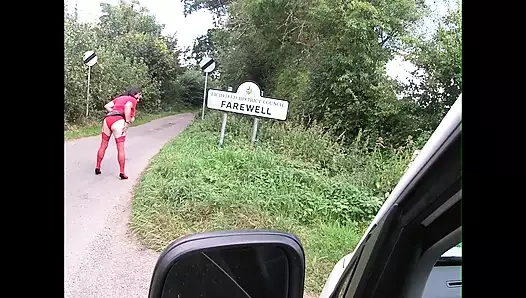 Kırmızı çoraplar ve iç çamaşırları hakkında teşhir ediyor