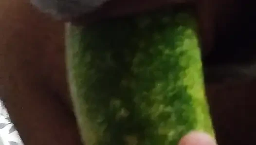 Büyük memeli kaltak kendisiyle oynuyor ve salatalık ile kendini sikiyor