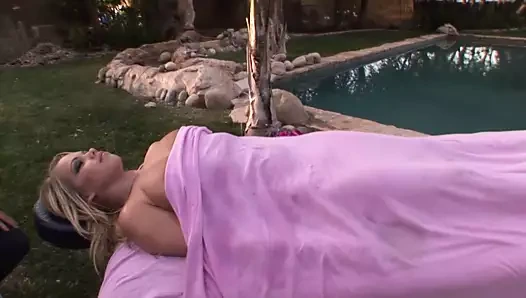 İri göğüslü genç kız zevk içinde kayboluyor