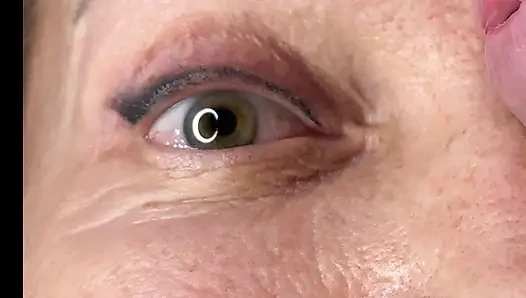 Orta yaşlı seksi kadın son derece yakın çekim göz orgazmı