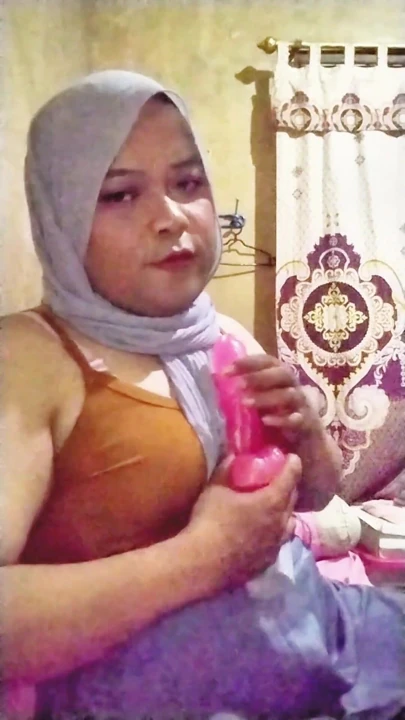 Hijab Shemale, Hayranlarının Hayalleri İçin Lise Üniforması Giyiyor | Klip 1