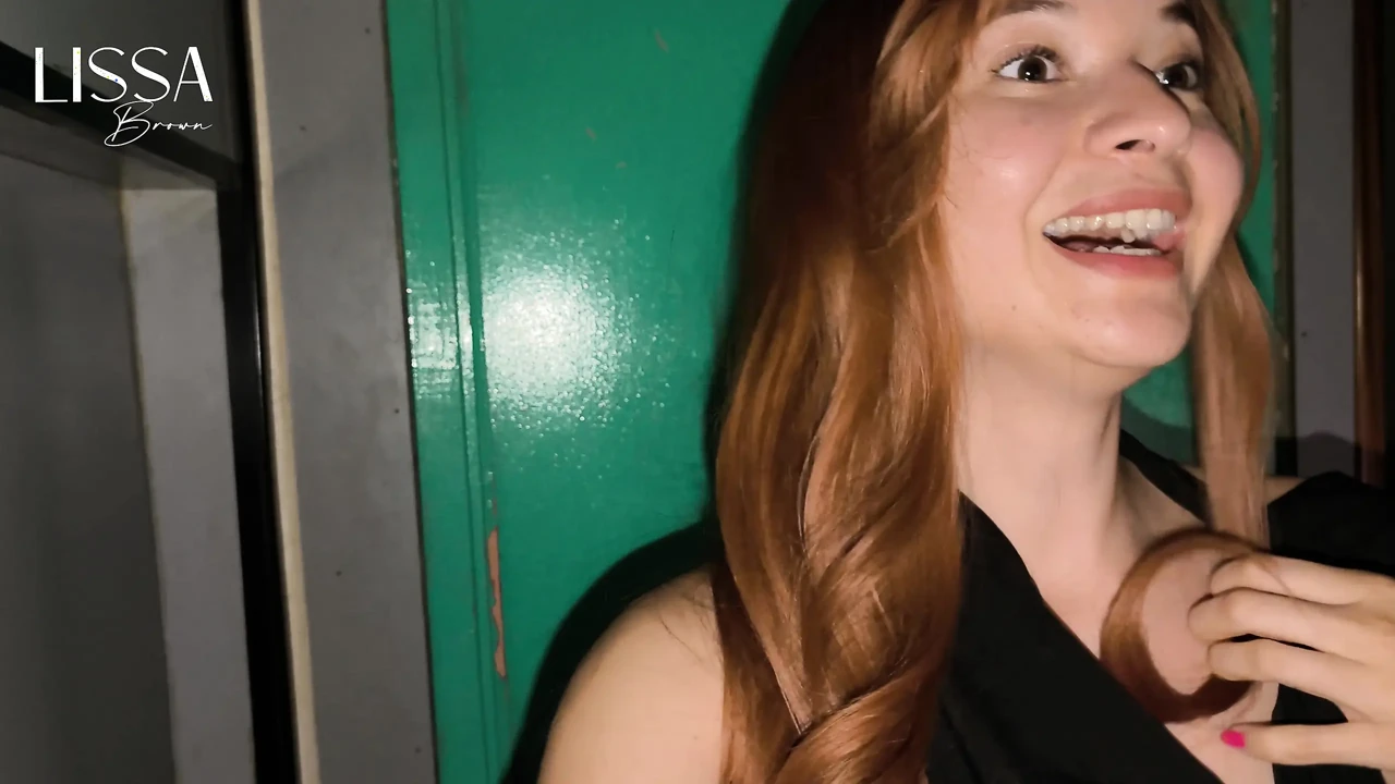 İspanya'da bir glory hole'a gittim, bir yabancının sikini emmeyi ve yüzüme sütünü almayı başardım