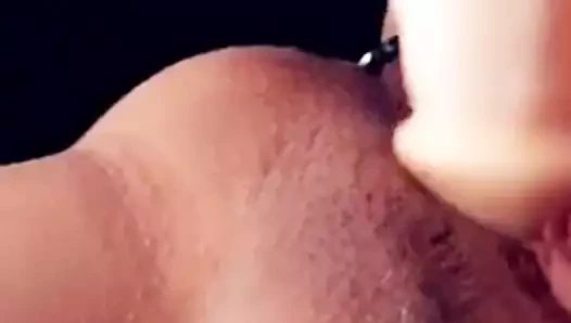 Bir fiş ve bir yapay penis ile çift nüfuz