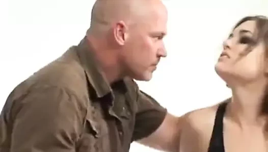 Genç esmer fahişe 'sasha g' sert, eyersiz seksten hoşlanıyor