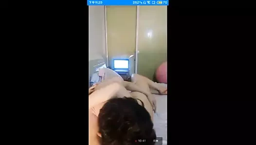 Güzel genç kadın çapa ve kocası gösterdi t