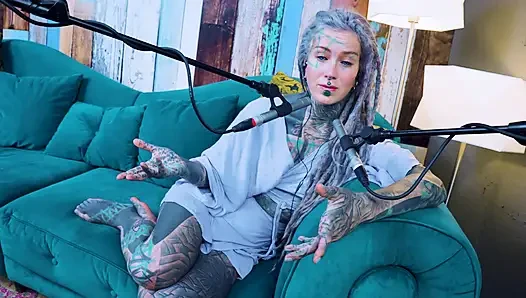 U hakkında konuşuyorum - rahatsız - asmr podcast sfw konuşuyor gotik sıska kız dreadlocks dövmeli model dövmeli kız