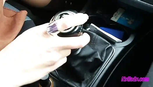 Erkek delisi kırmızı yüksek topuklu çizmeler içinde sürüyor