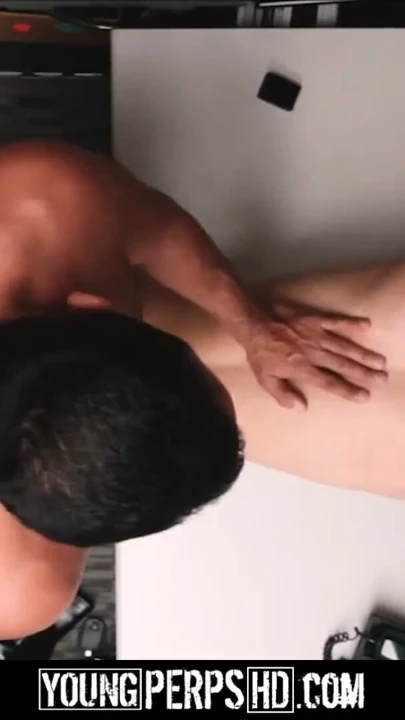 Sıska düz siyah twink becerdin tarafından büyük beyaz eşcinsel bear polis | Klip 2