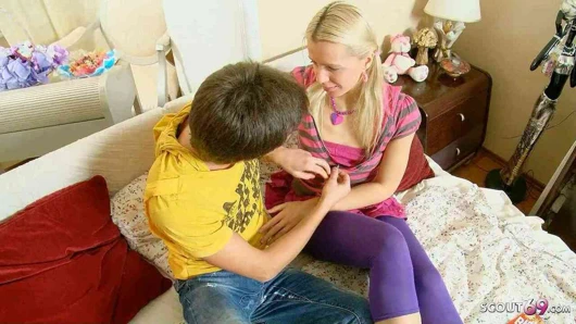 Bakire üvey kız kardeş üvey kardeşini sikiyor - küçük göt deliğinde büyük yarak