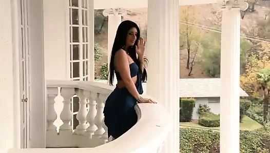 Harika memeli ve büyük götlü tatlı lopez yarak emiyor ve götten sikiliyor ve dölleniyor