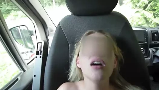 Una giovane turista tedesca scopata al mare da un italiano